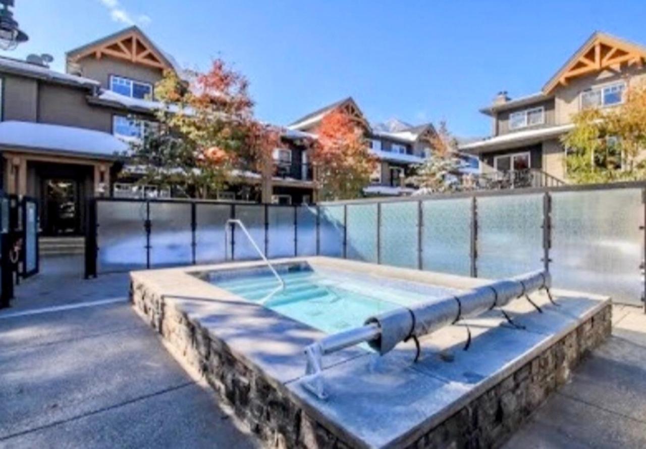 Copperstone Resort - Mountain View 2 Bedroom Condo キャンモア エクステリア 写真