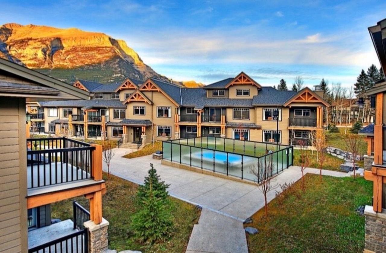 Copperstone Resort - Mountain View 2 Bedroom Condo キャンモア エクステリア 写真