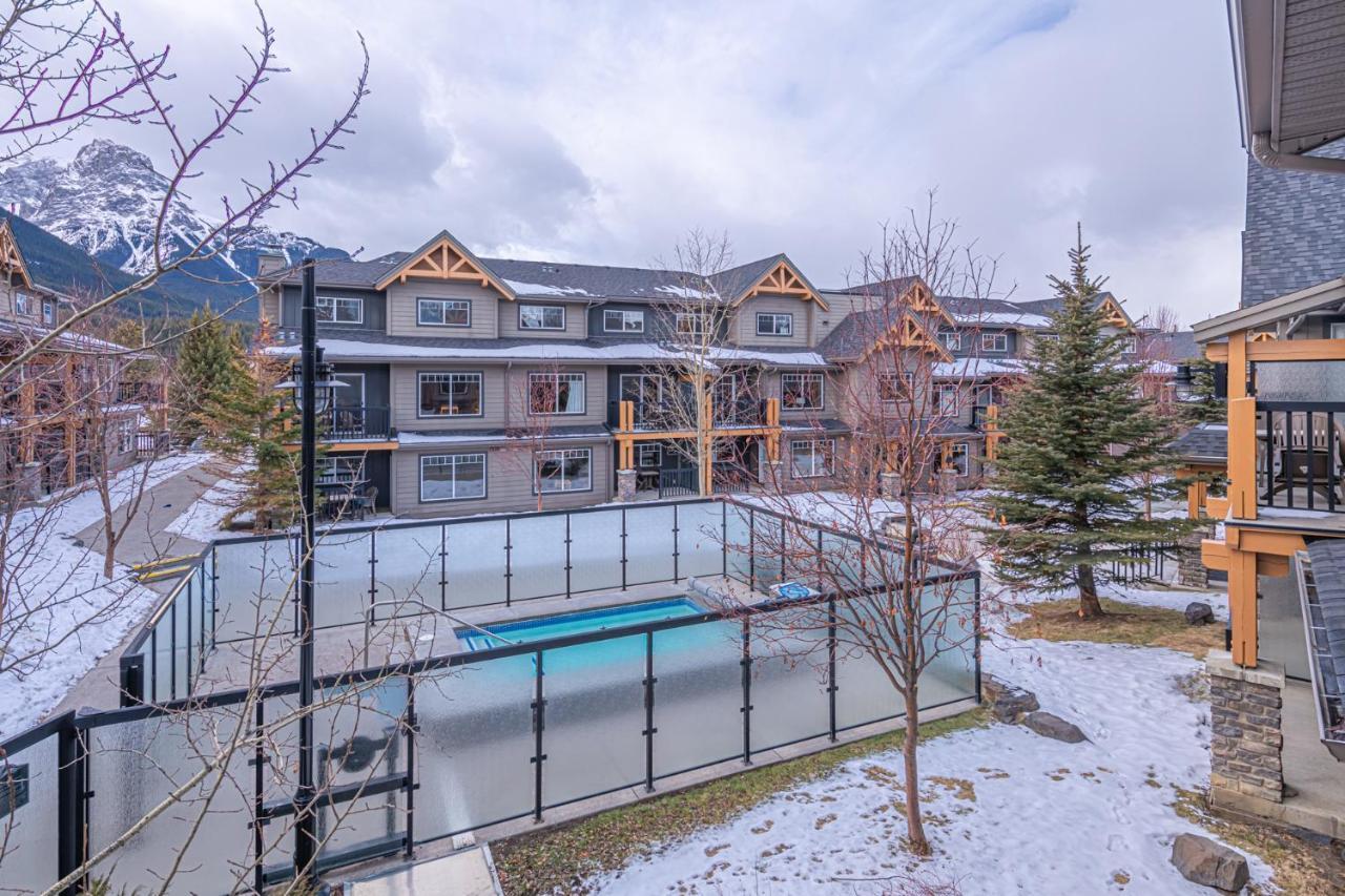 Copperstone Resort - Mountain View 2 Bedroom Condo キャンモア エクステリア 写真