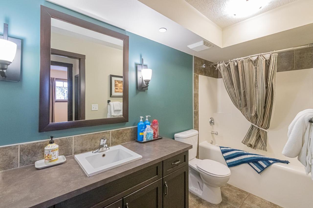 Copperstone Resort - Mountain View 2 Bedroom Condo キャンモア エクステリア 写真