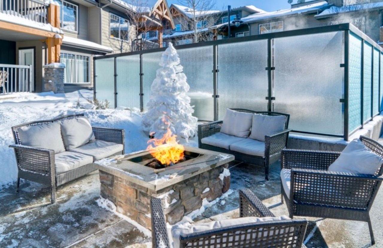 Copperstone Resort - Mountain View 2 Bedroom Condo キャンモア エクステリア 写真