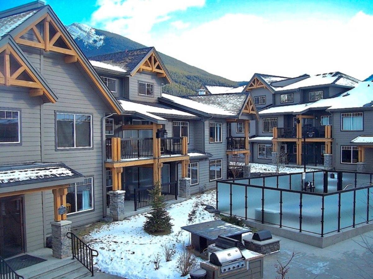 Copperstone Resort - Mountain View 2 Bedroom Condo キャンモア エクステリア 写真