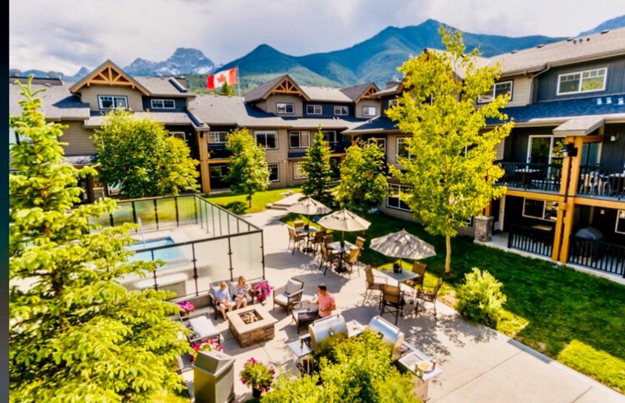 Copperstone Resort - Mountain View 2 Bedroom Condo キャンモア エクステリア 写真