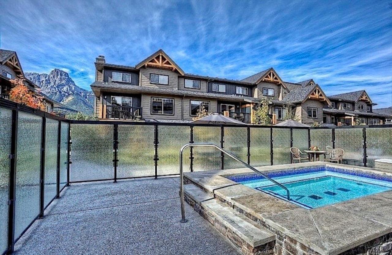 Copperstone Resort - Mountain View 2 Bedroom Condo キャンモア エクステリア 写真