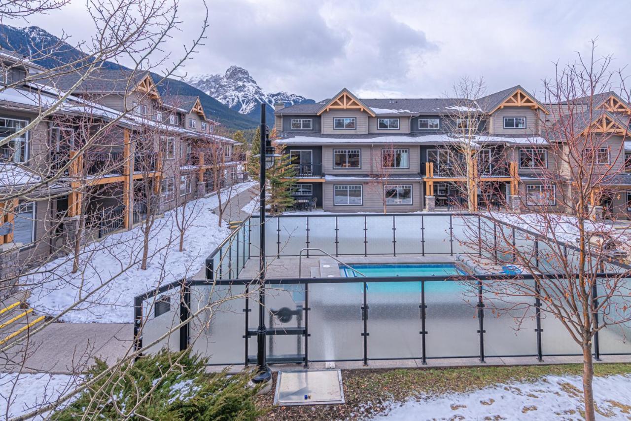 Copperstone Resort - Mountain View 2 Bedroom Condo キャンモア エクステリア 写真