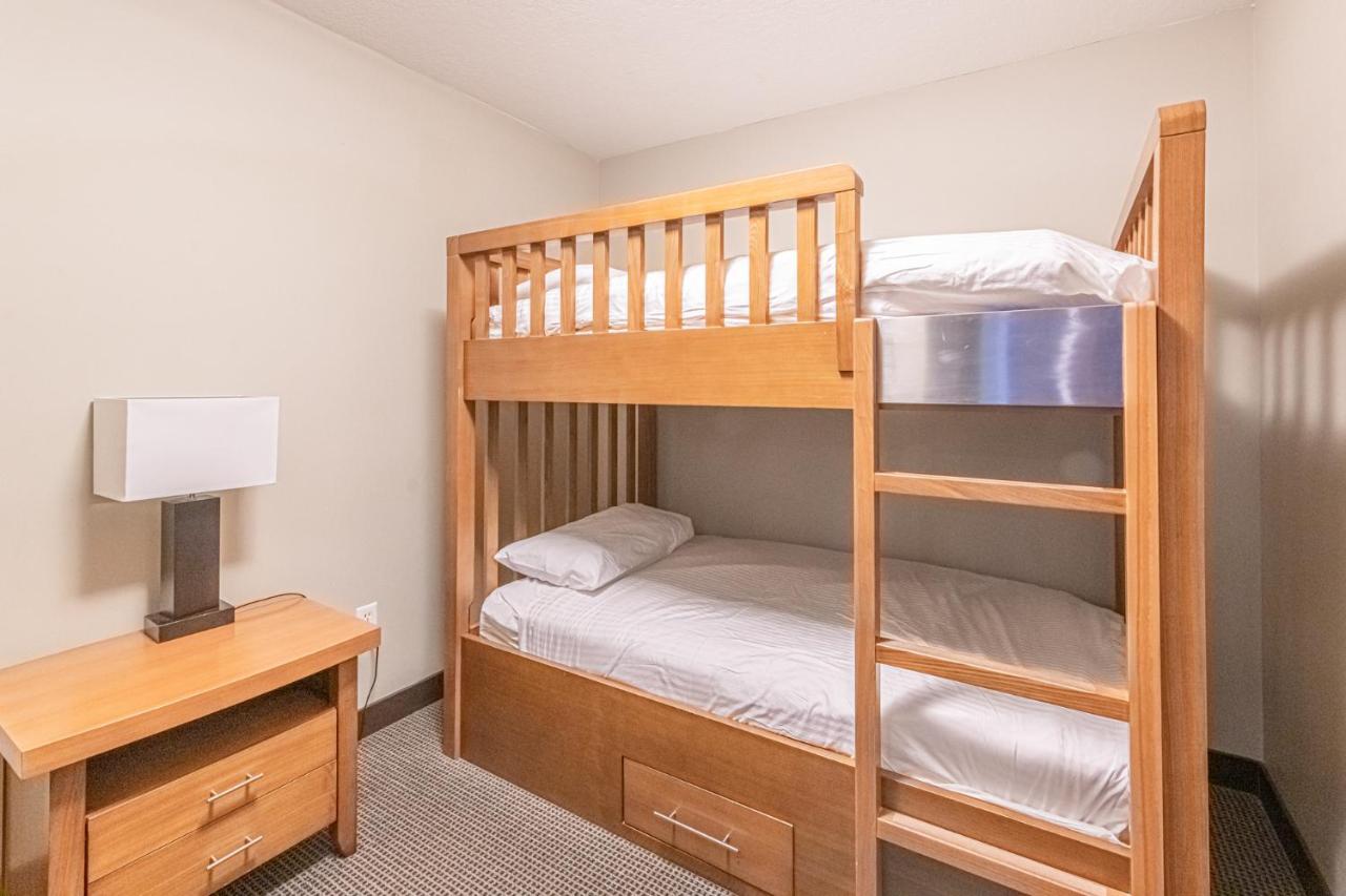 Copperstone Resort - Mountain View 2 Bedroom Condo キャンモア エクステリア 写真
