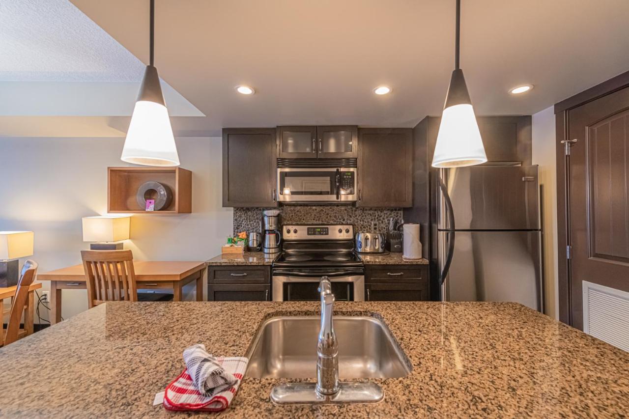 Copperstone Resort - Mountain View 2 Bedroom Condo キャンモア エクステリア 写真