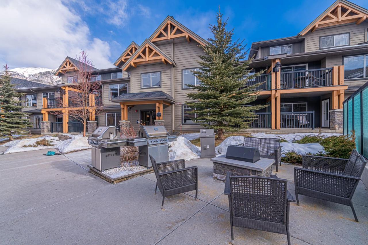 Copperstone Resort - Mountain View 2 Bedroom Condo キャンモア エクステリア 写真