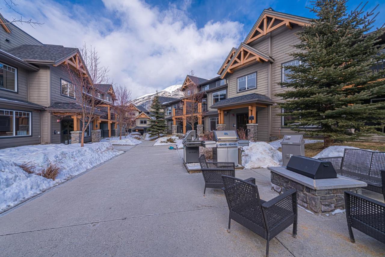 Copperstone Resort - Mountain View 2 Bedroom Condo キャンモア エクステリア 写真